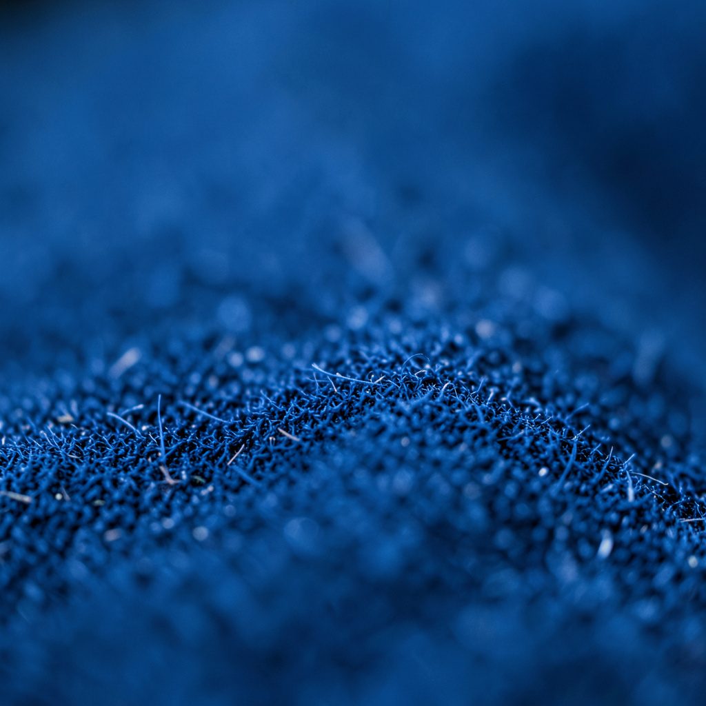 Textura cercana de una superficie metálica gris con marcas tenues, sugiriendo calderas y equipos industriales sobrios.