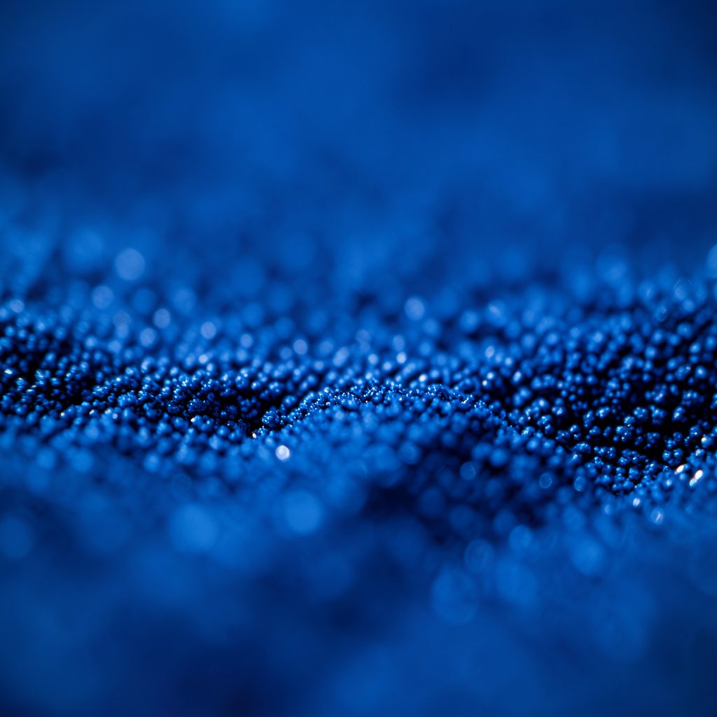 Imagen abstracta en tonos azul profundo y violeta con textura de agua en movimiento, transmitiendo una sensación profesional y serena.
